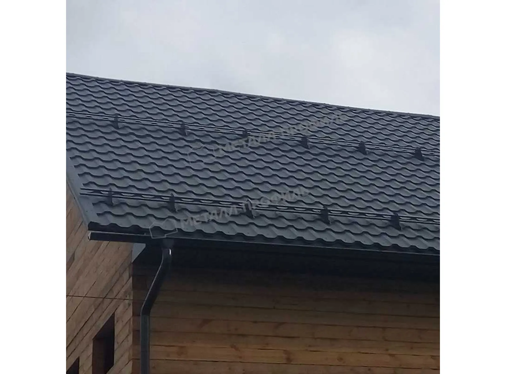 Металлочерепица Металл-Профиль Трамонтана-M 0,45 VikingMP® RAL 3011 Коричнево-красный