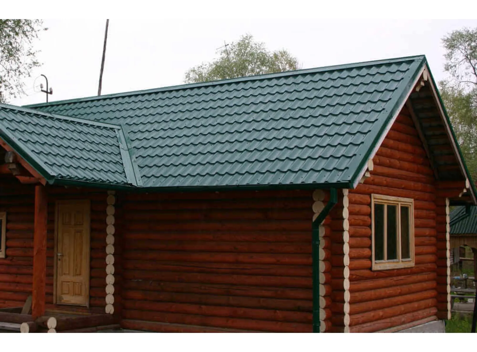 Металлочерепица Металл-Профиль Супермонтеррей 0,5 VikingMP® E RAL 6005 Зеленый мох