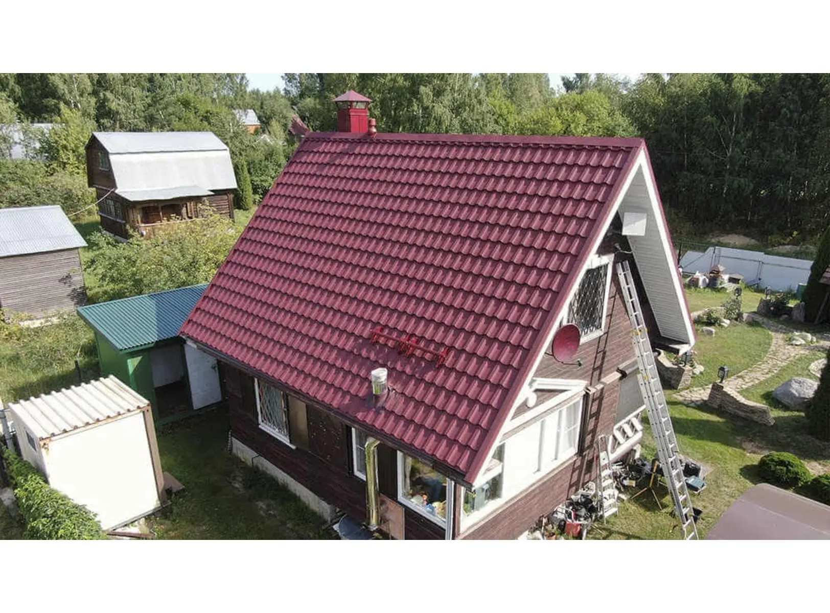 Металлочерепица Grand Line Kvinta plus 0,45 Полиэстер RAL 3005 Красное вино
